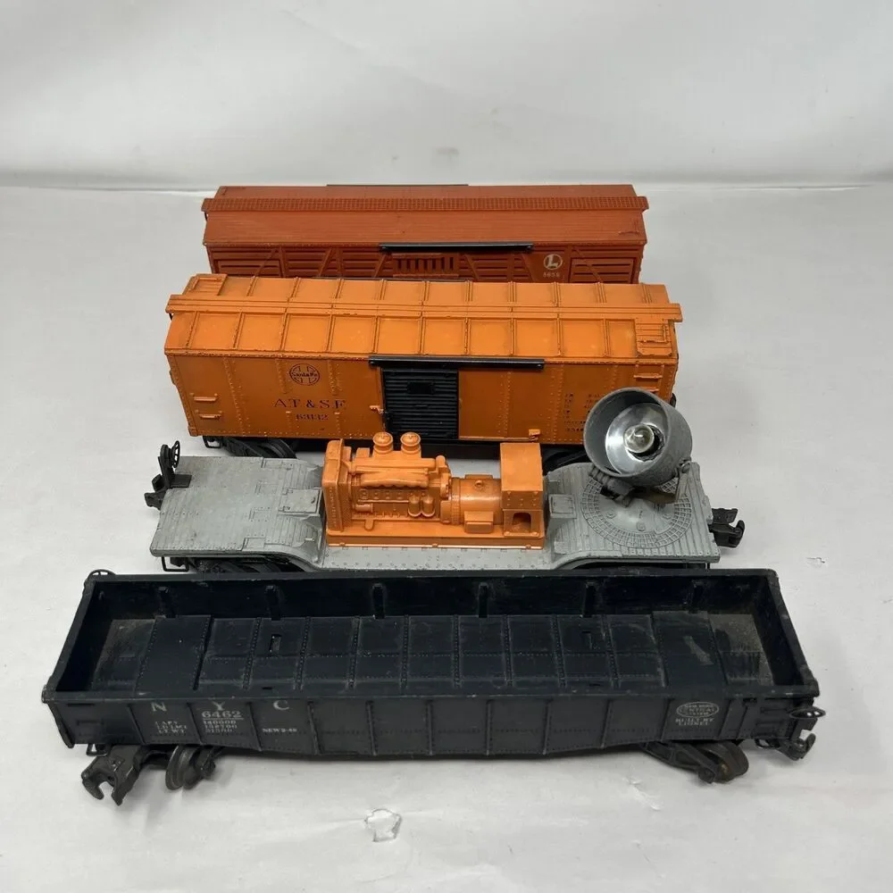 Vintage O-Scale Lionel Train Cars Lot of 4 Boxcar Spotlight & Cattle Car Gondola